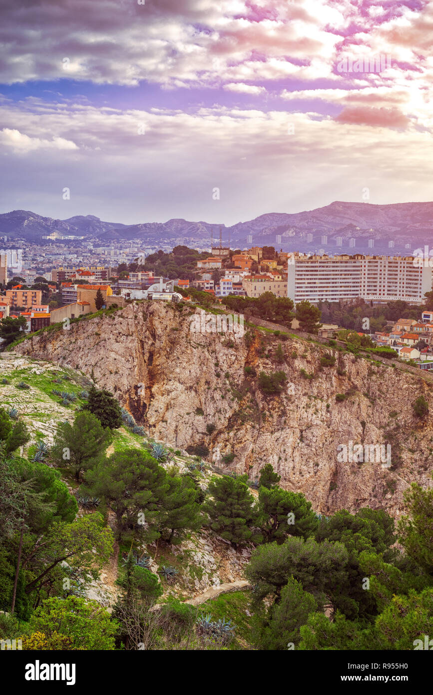 Luftaufnahme in der Dämmerung des Stadtzentrum von Marseille, Frankreich Stockfoto