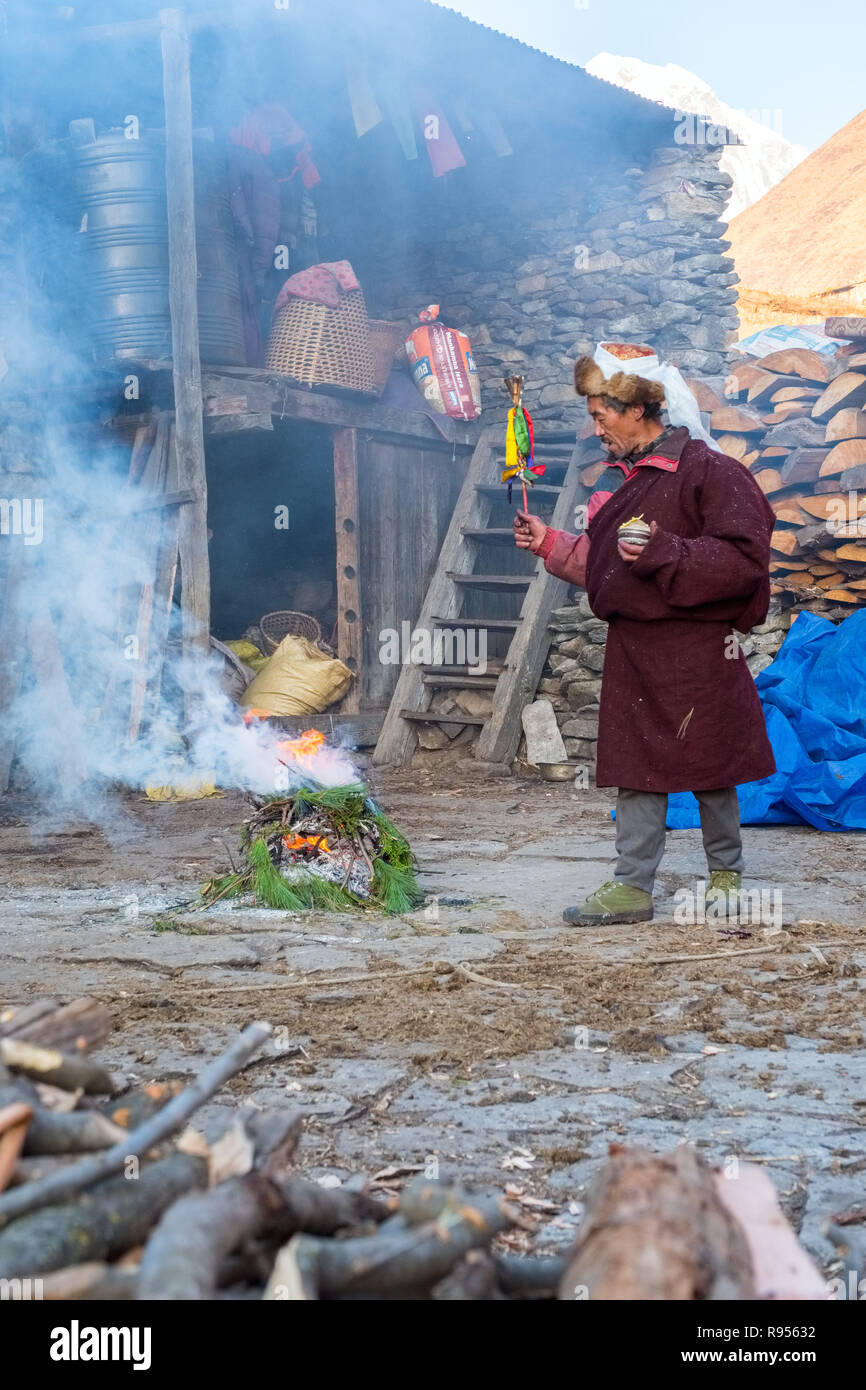 Schamanen eine Puja-zeremonie in der Tibetischen Dorf Lho in Nepal Stockfoto