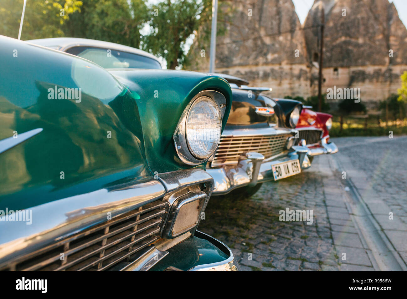 Schön retro Autos an der Ausstellung auf dem Hintergrund der Berge in Göreme Stockfoto