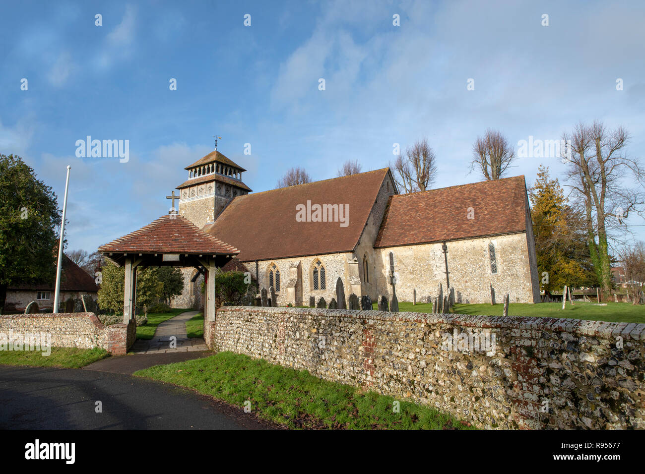 Schöne Saint Andrews Kirche in Meonstoke im mittleren Tal Hampshire. Feuerstein Wand- und lychgate vorne, mit Kirche hinter. An einem klaren Tag genommen. Stockfoto