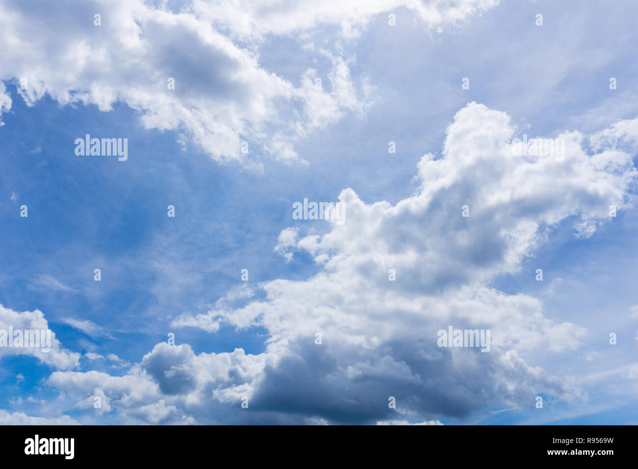 Blick auf weißen Wolken am blauen Himmel. Stockfoto