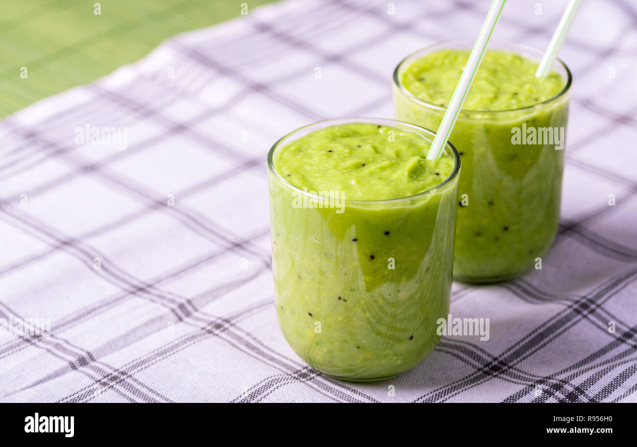 Grüne Smoothie auf weißen Tischdecke von Avocado, Zitrone und Kiwi. Stockfoto