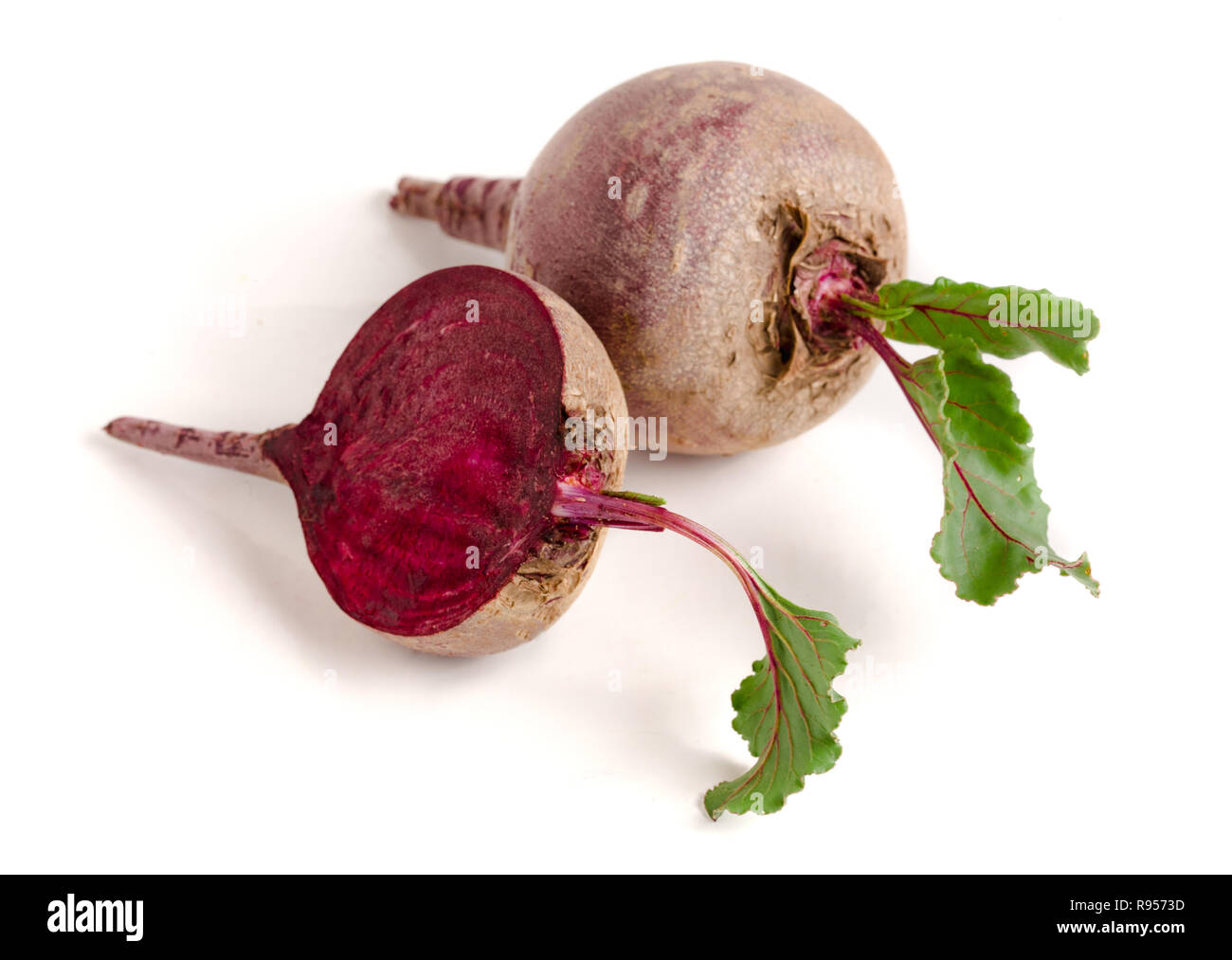 Rote Bete und Hälfte mit Blatt auf weißem Hintergrund Stockfoto