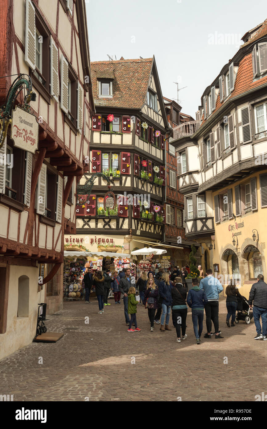 COLMAR, Frankreich - 2. APRIL 2018: Touristen zu Fuß durch die Straßen in der Altstadt mittelalterliche Stadt von Colmar in Frankreich Ostern 2018 Stockfoto