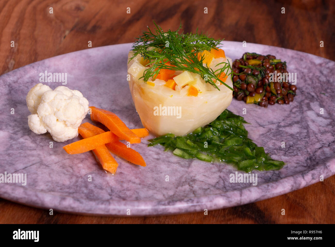 Artischocken Essen mit grünen Erbsen, Karotten, Kartoffeln und Dill in Marmor Platte Stockfoto