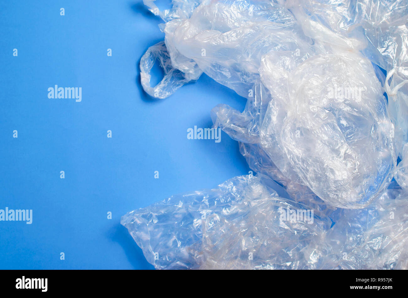 Plastiktüten auf blauem Hintergrund, Recycling und Kunststoff Problem Konzept verwendet Stockfoto