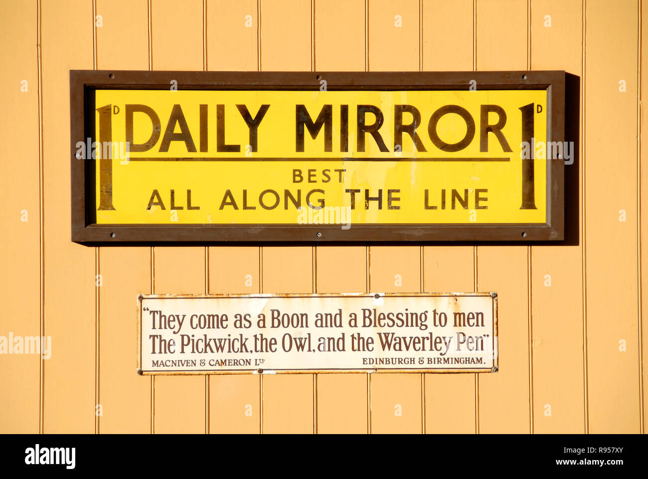 Alte Metall Werbung Panel für den Daily Mirror Zeitung auf dem Display an der Wand am Bahnhof Stockfoto