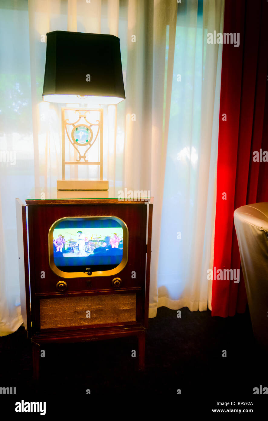 Ein Fernsehen spielt eine endlose Schleife von Elvis Presley's Filme und Konzerte im Heartbreak Hotel auf dem Elvis Presley Boulevard in Memphis, Tennessee. Stockfoto