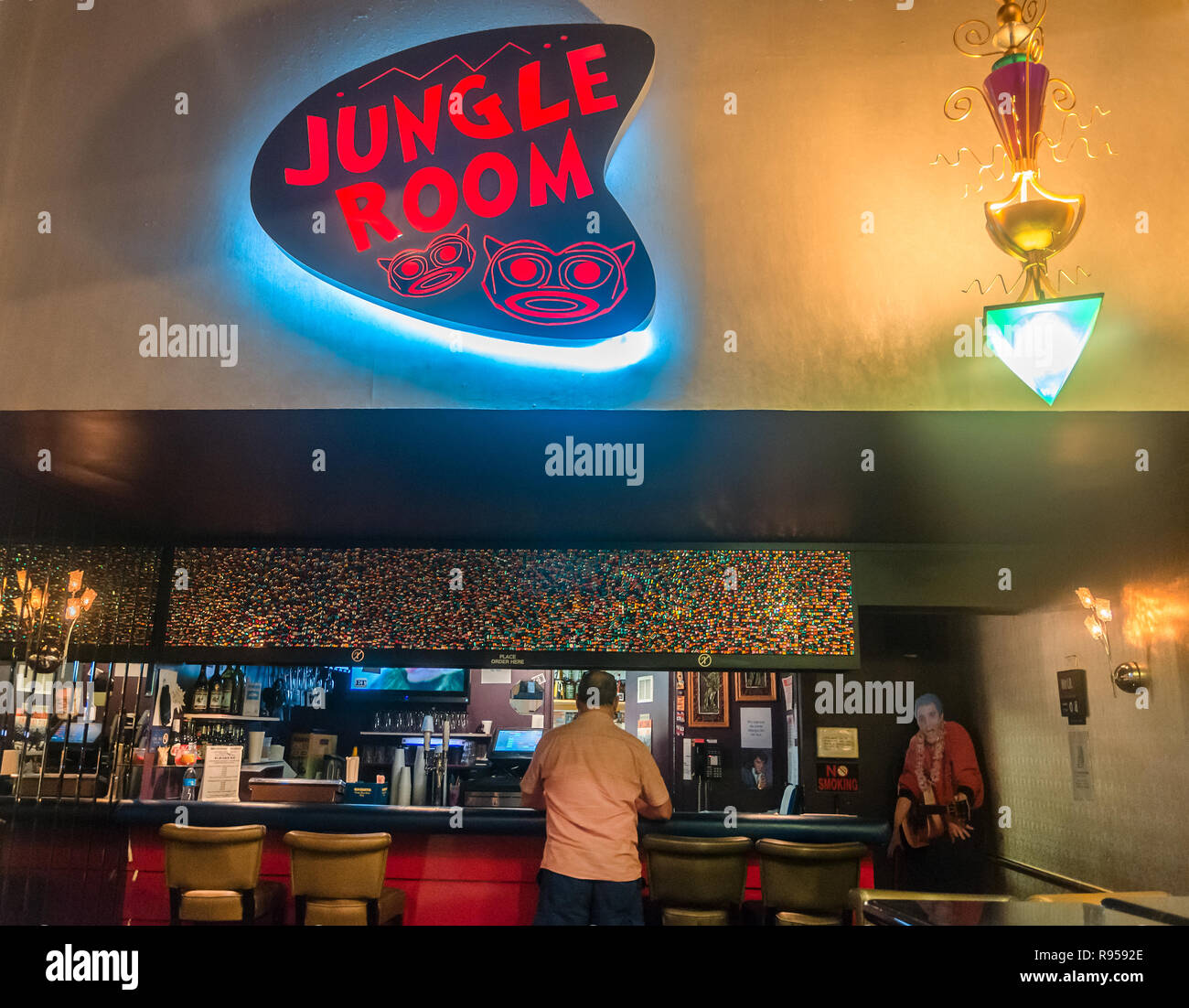 Ein Kunde wartet auf seine Bestellung in der Hungle Zimmer im Elvis Presley's Heartbreak Hotel auf dem Elvis Presley Boulevard in Memphis, Tennessee, Sept. 4, 2015. Stockfoto