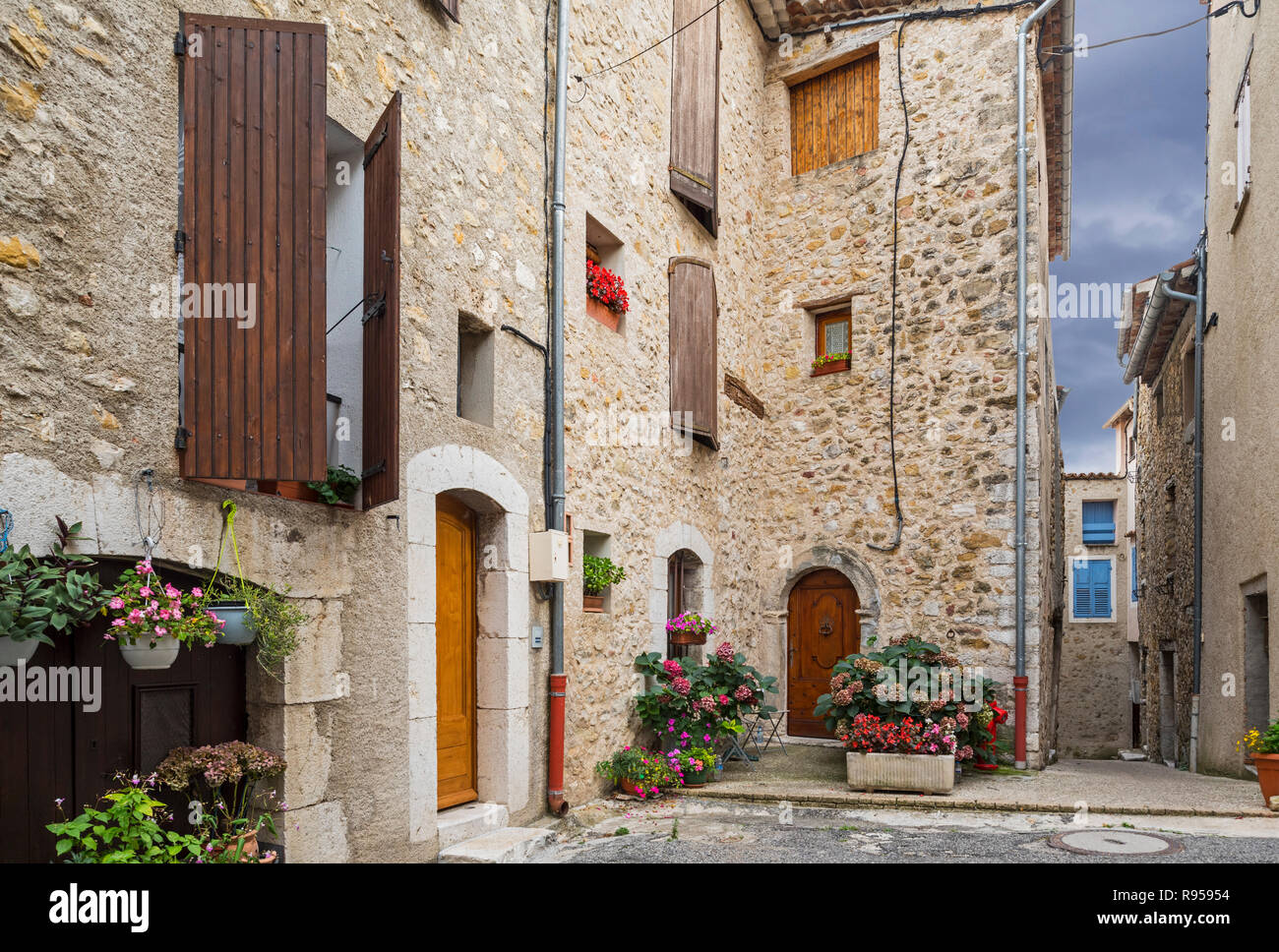 Traditionelle Häuser in der Gasse im Dorf La Palud-sur-Verdon, Alpes-de-Haute-Provence en région Provence-Alpes-Côte d'Azur, Frankreich Stockfoto