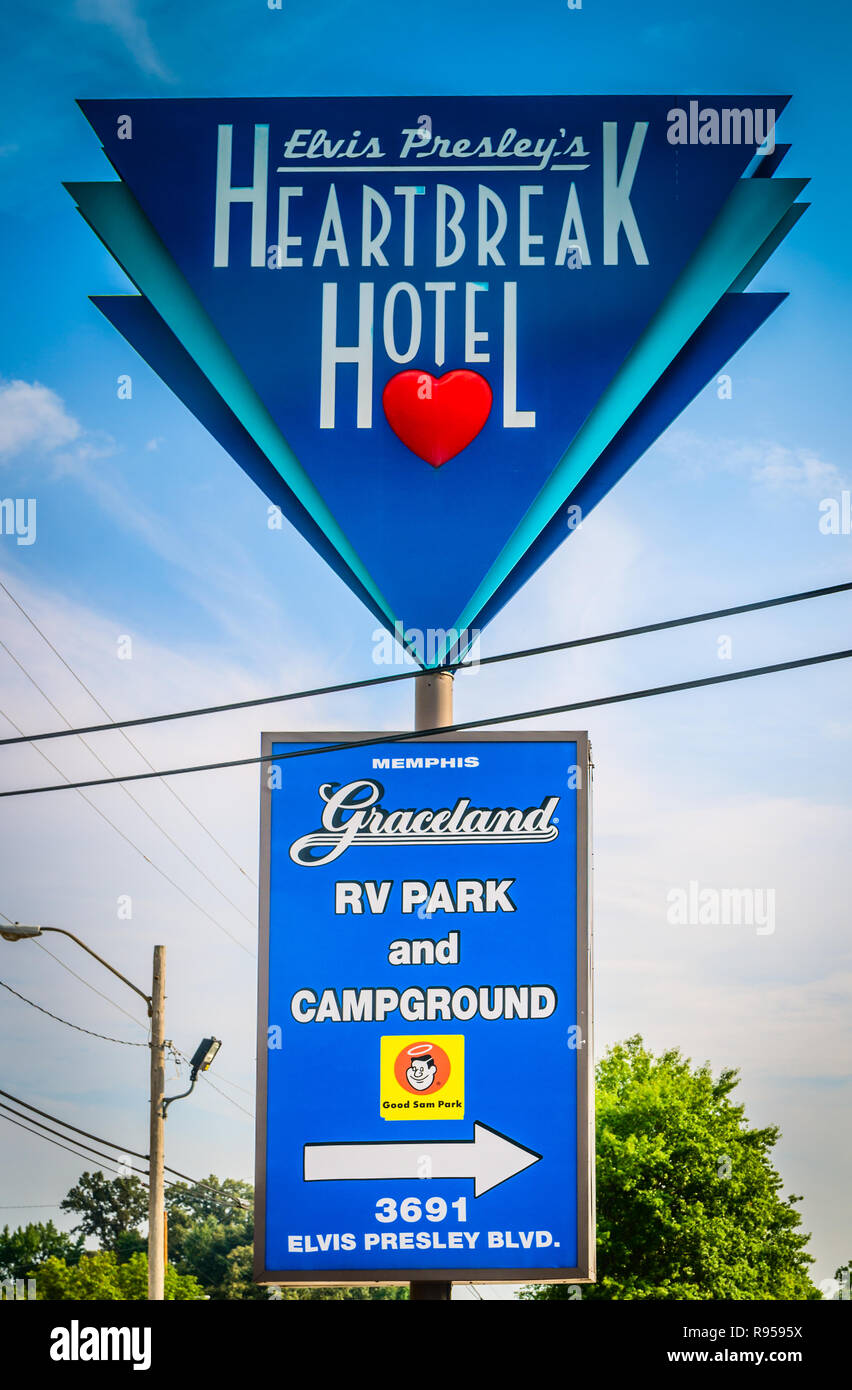 Ein Zeichen wirbt für Elvis Presley's Heartbreak Hotel auf dem Elvis Presley Boulevard in Memphis, Tennessee, Sept. 4, 2015. Stockfoto