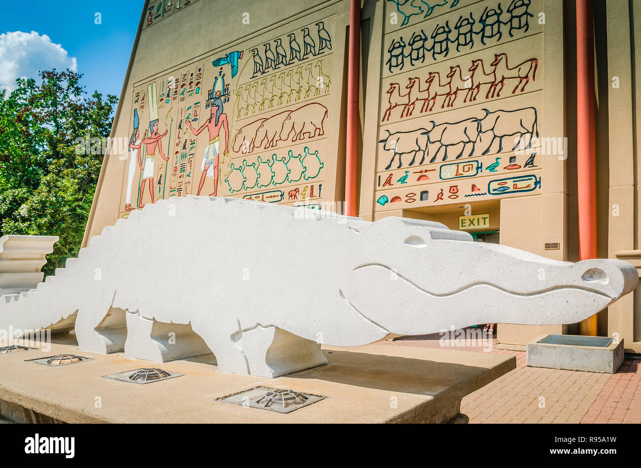 Eine konkrete Alligator und ägyptischen Hieroglyphen zieren den Eingang zum Zoo von Memphis, 8. September 2015 in Memphis, Tennessee. Stockfoto