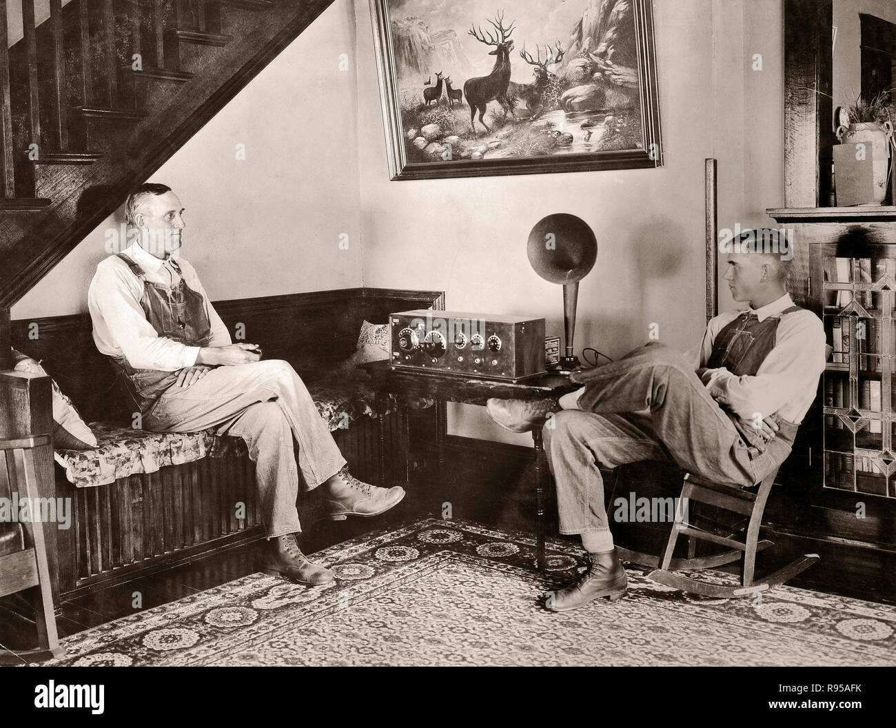 Bauer und sein Sohn anhören des Radios in den Abend, Shawnee County, Kansas, September 23 oder 24, 1924. Foto von George W. Ackerman (1884-1962). Stockfoto