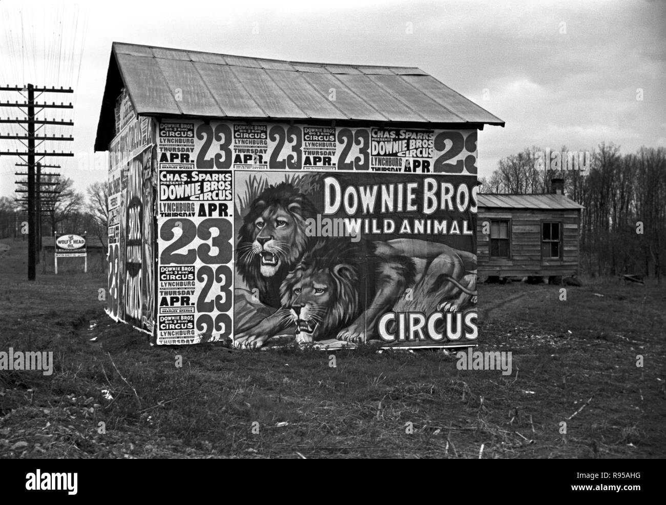 Plakate für ein Gebäude in der Nähe von Lynchburg, einen Downie Bros.-Zirkus zu werben. Foto von Walker Evans /FSA (1903-1975) Stockfoto