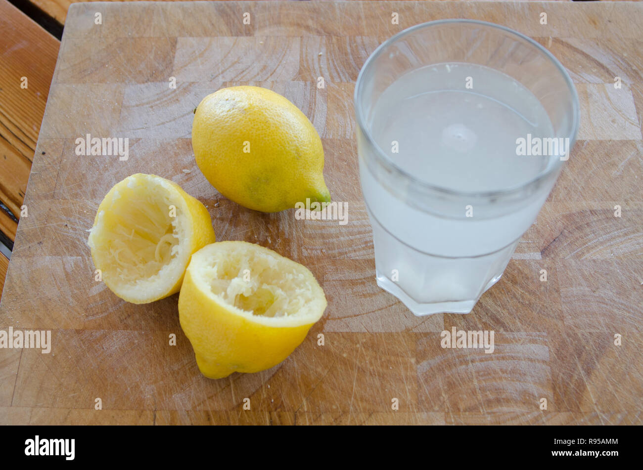 03.07.2012, Kroatien, Primorje-Gorski Kotar, Cres - Frisch gepresste Zitrone und ein Glas Wasser. 0 RX 120701 D045 CAROEX.JPG GT [MODEL RELEASE: nicht zutr. Stockfoto