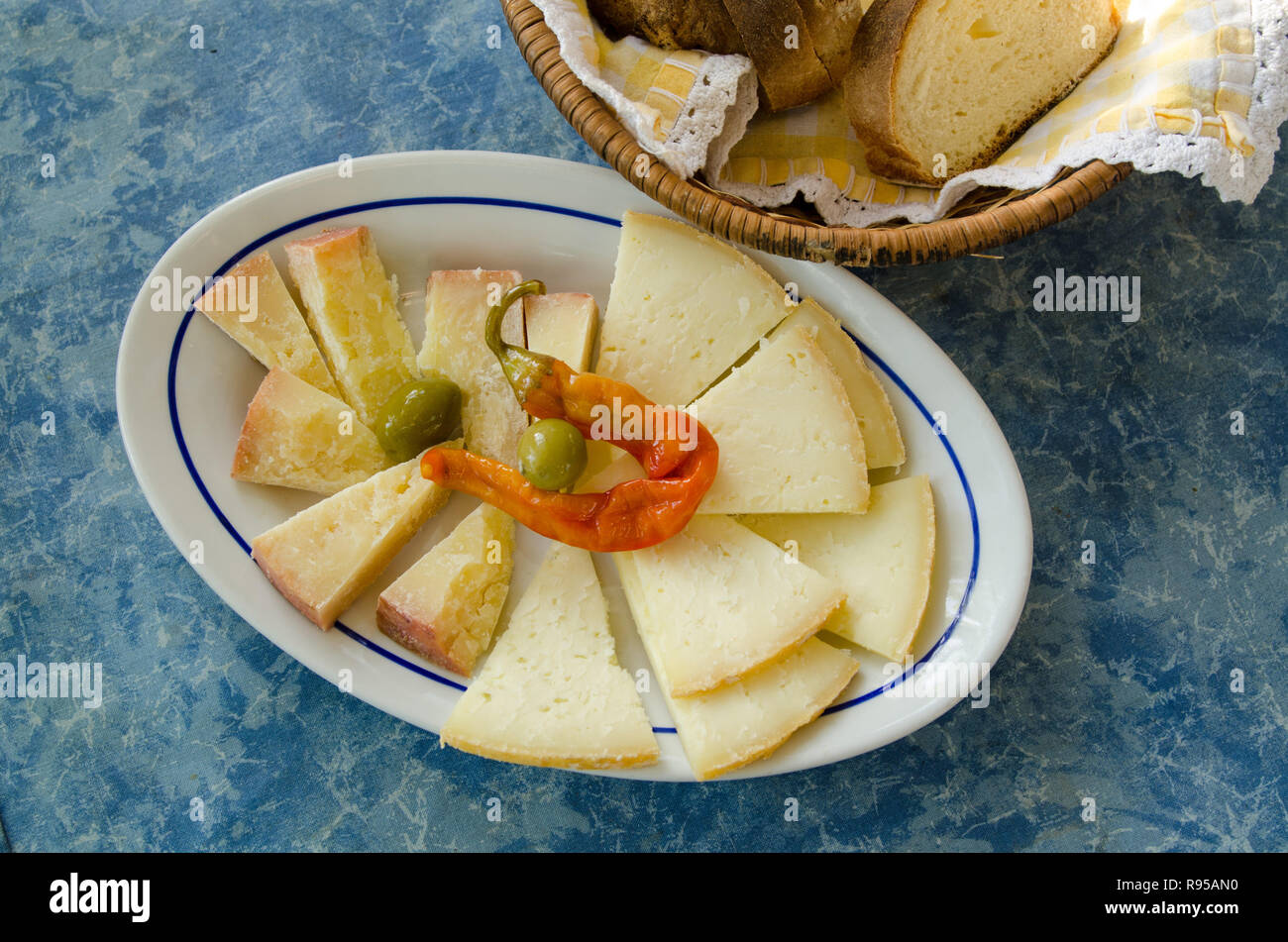 03.07.2012, Kroatien, Primorje-Gorski Kotar, Cres - Kaese mit Peperoni, Brot und Oliven. 0 RX um einen D039 CAROEX.JPG GT [MODEL RELEASE: NICHT ZUTREFFEND, PRO Stockfoto