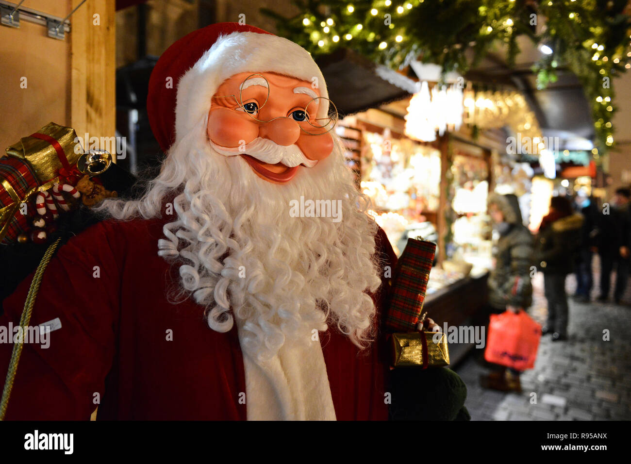 Eine lebensgroße Puppe von Santa Claus zum Verkauf auf dem Weihnachtsmarkt in Leipzig, Sachsen, Deutschland. Stockfoto