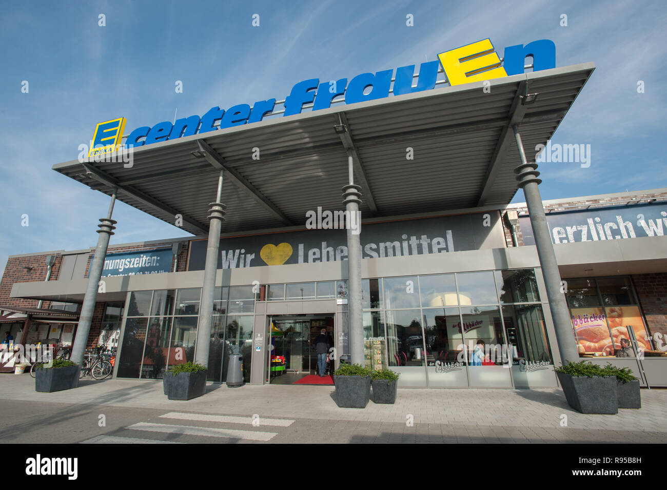 02.10.2012, Deutschland, Schleswig-Holstein, Itzehoe - Edeka-Markt Zentrum Frauen in Itzehoe. 0 RX 121002 D 241 CAROEX.JPG GT [MODEL RELEASE: NEIN PROPERTY RELEA Stockfoto