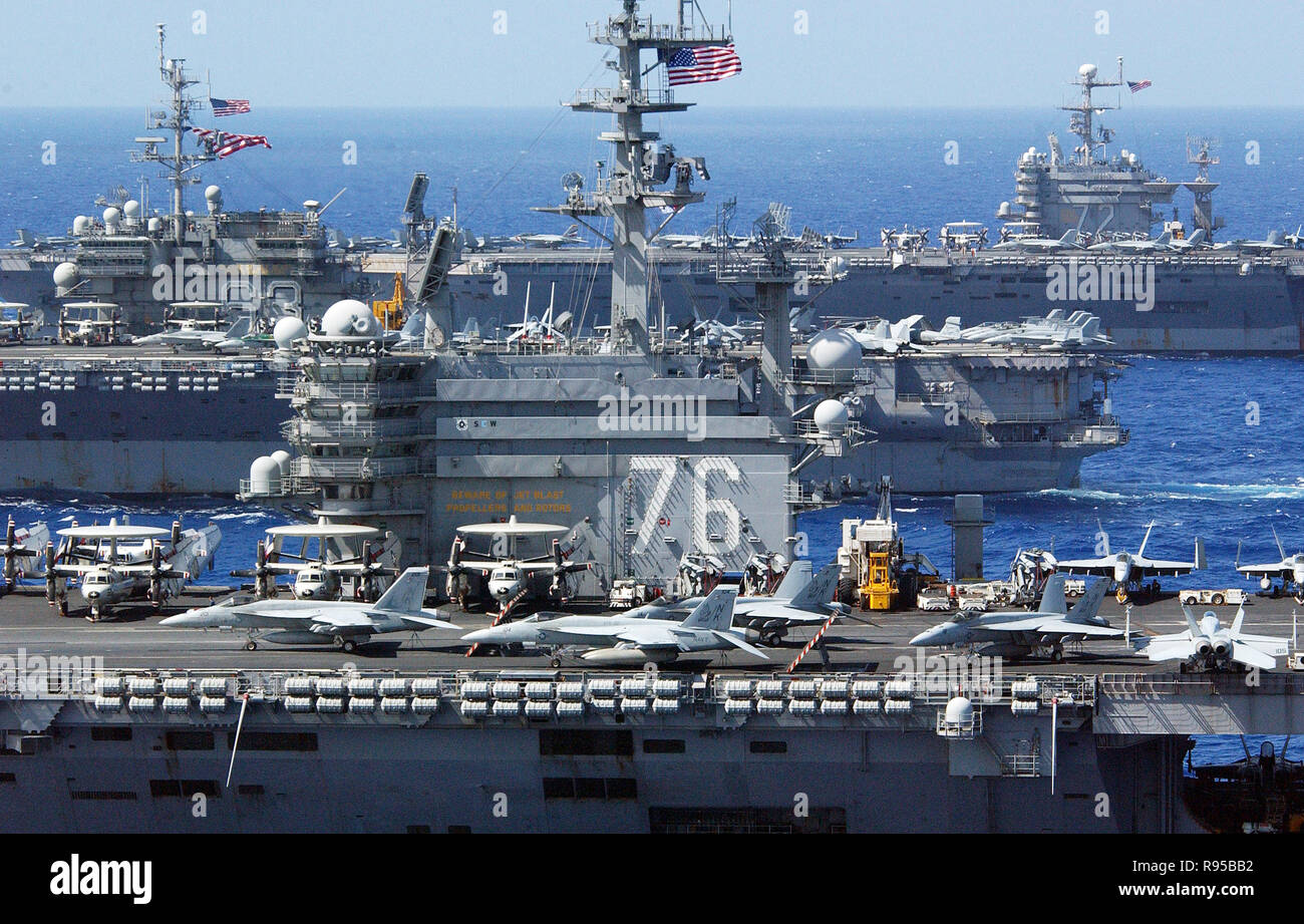 Flugzeugträger USS Ronald Reagan (CVN 76), USS Kitty Hawk (CV 63) und USS Abraham Lincoln (CVN 72) Segeln in der Ausbildung. Us Navy Foto von Mate Spike's Call Chief Fotograf Stockfoto