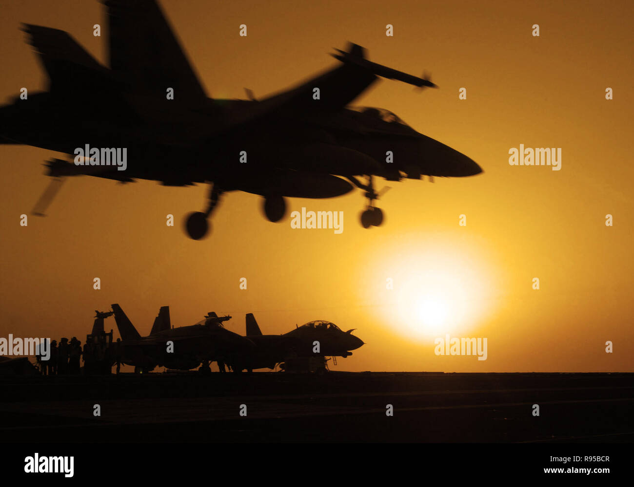 Ein U.S. Navy F/A-18C "Hornet" hinunter zum Flight Deck des Flugzeugträgers USS Carl Vinson (CVN 70). Us Navy Foto des Fotografen Mate 1. Klasse Greg Messier Stockfoto