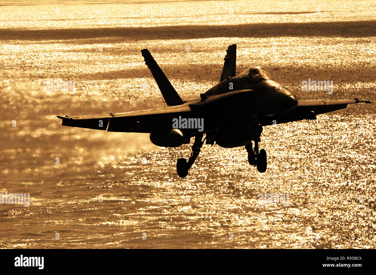 Eine F/A 18 C Hornet bereitet auf dem Flugdeck der Nimitz zu landen - Klasse Flugzeugträger USS John C Stennis (CVN 74). Us Navy Foto von Mass Communication Specialist Seaman Adam Henderson Stockfoto