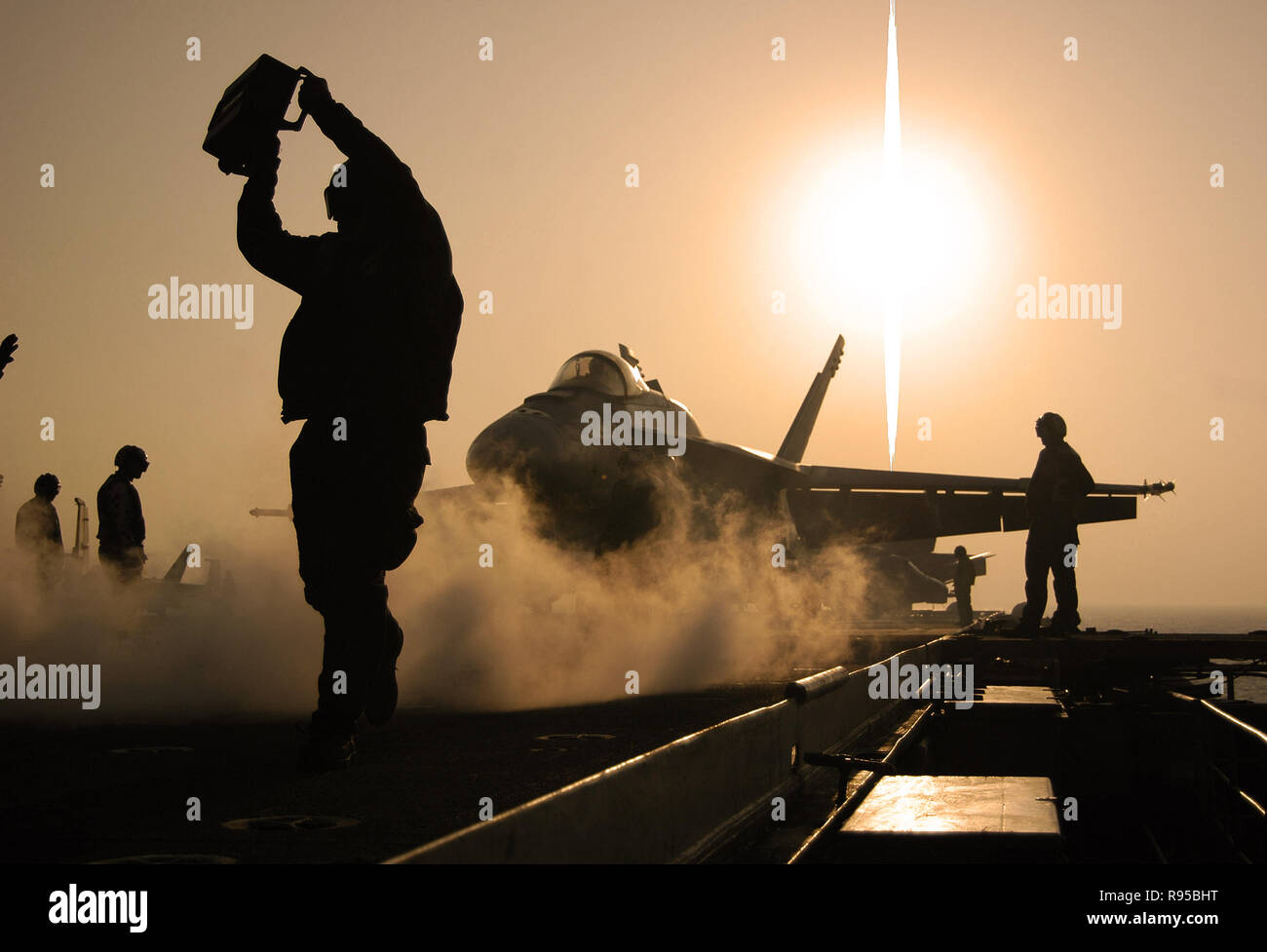 US Navy Mannschaftsmitglied hält ein Gewicht-Board mit dem Abfluggewicht von einer Hornisse F/A-18E in Vorbereitung für einen Katapultstart vom Deck des Flugzeugträgers USS Kitty Hawk (CV-63).  DoD-Foto von Airman Benjamin Dennis, US Navy Stockfoto