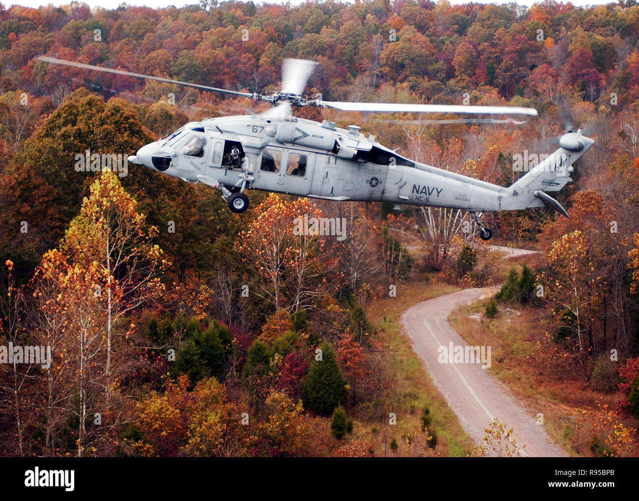 Ein MH-60 s Knighthawk Hubschrauber überfliegt Fort Knox, Kentucky. DoD-Foto von Petty Officer 1.Klasse Steven Harbour, US Navy Stockfoto
