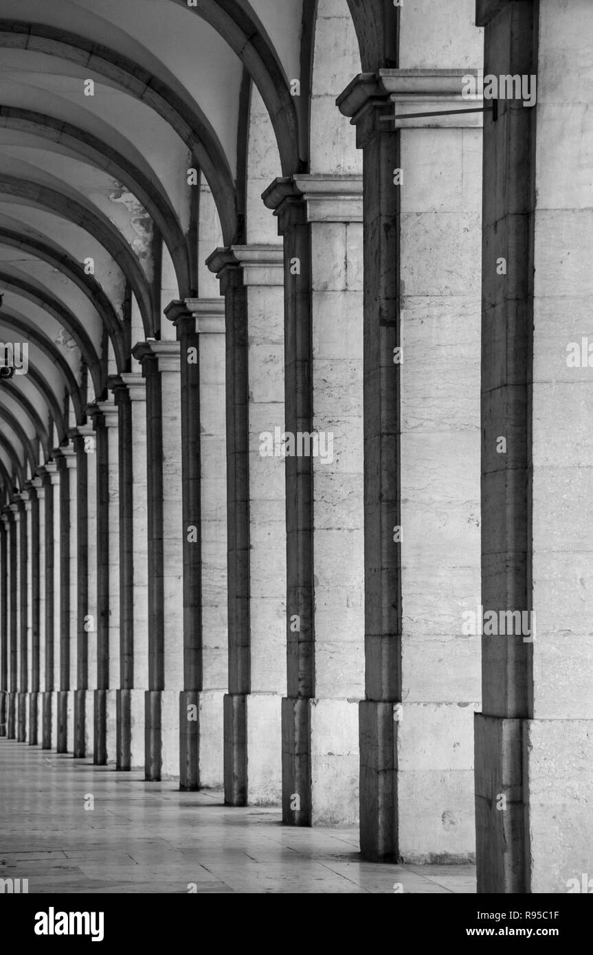 Perspektive Kolonnade in Lissabon, Portugal, ein schönes Muster Stockfoto