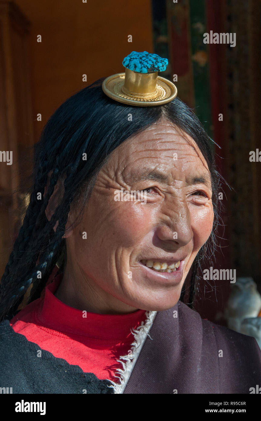 Frau anzeigen ihr Haar Schmuck und Schmuck einen Ausflug zu den Norbulingka Sommerpalast, Lhasa, Tibet, China Stockfoto