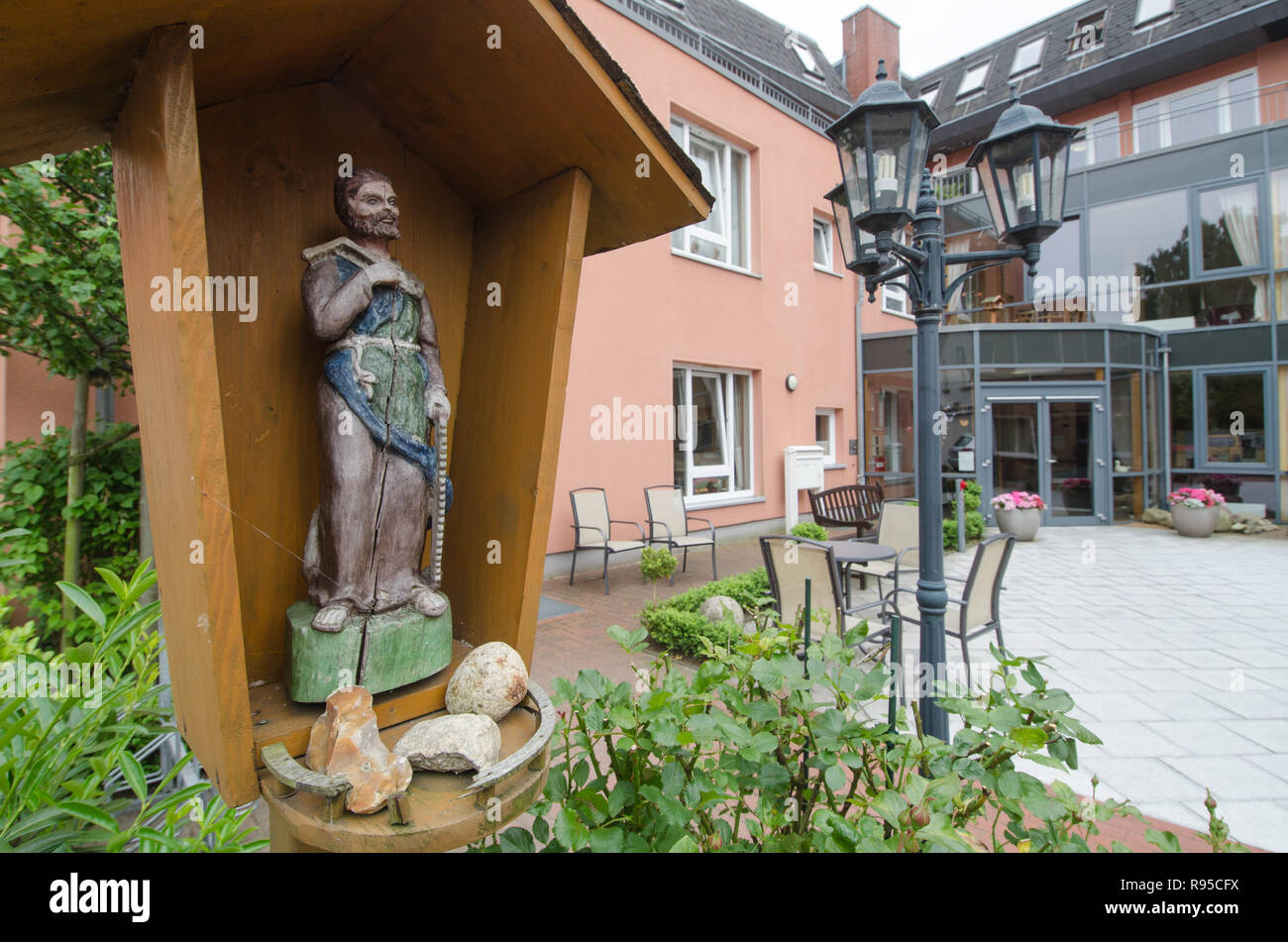 17.06.2013, Itzehoe, Schleswig-Holstein, Deutschland - St. Josef, Schutzpatron des gleichnamigen Seniorenheimes der katholischen Gemeinde in Itzehoe. 0RX1 Stockfoto