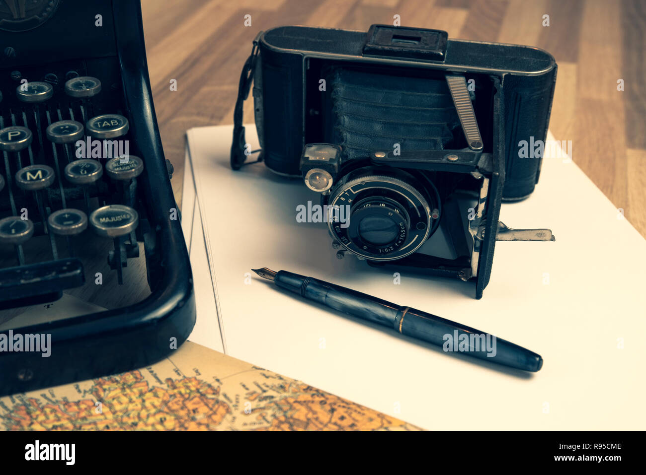 Detail der Schlüssel für eine alte Schreibmaschine, mit einer alten Kamera,  Stift und Karte Stockfotografie - Alamy