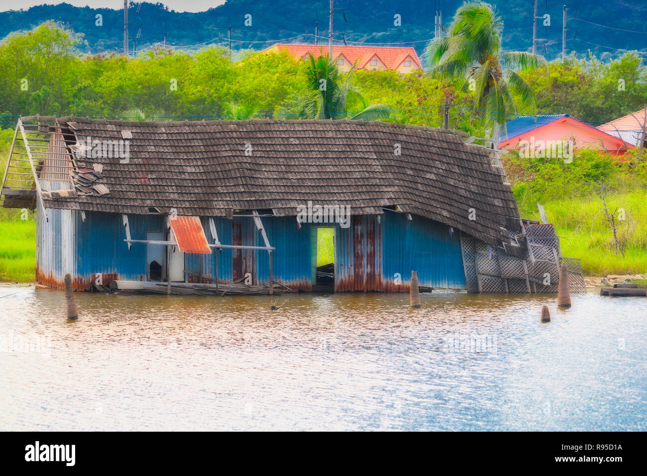 Dieses einzigartige Bild zeigt ein verlassenes Geisterhaus an einem See in Hua Hin in Thailand Stockfoto