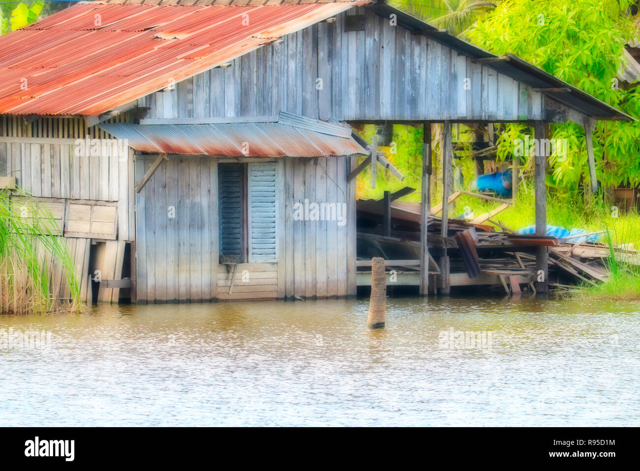 Dieses einzigartige Bild zeigt ein verlassenes Geisterhaus an einem See in Hua Hin in Thailand Stockfoto