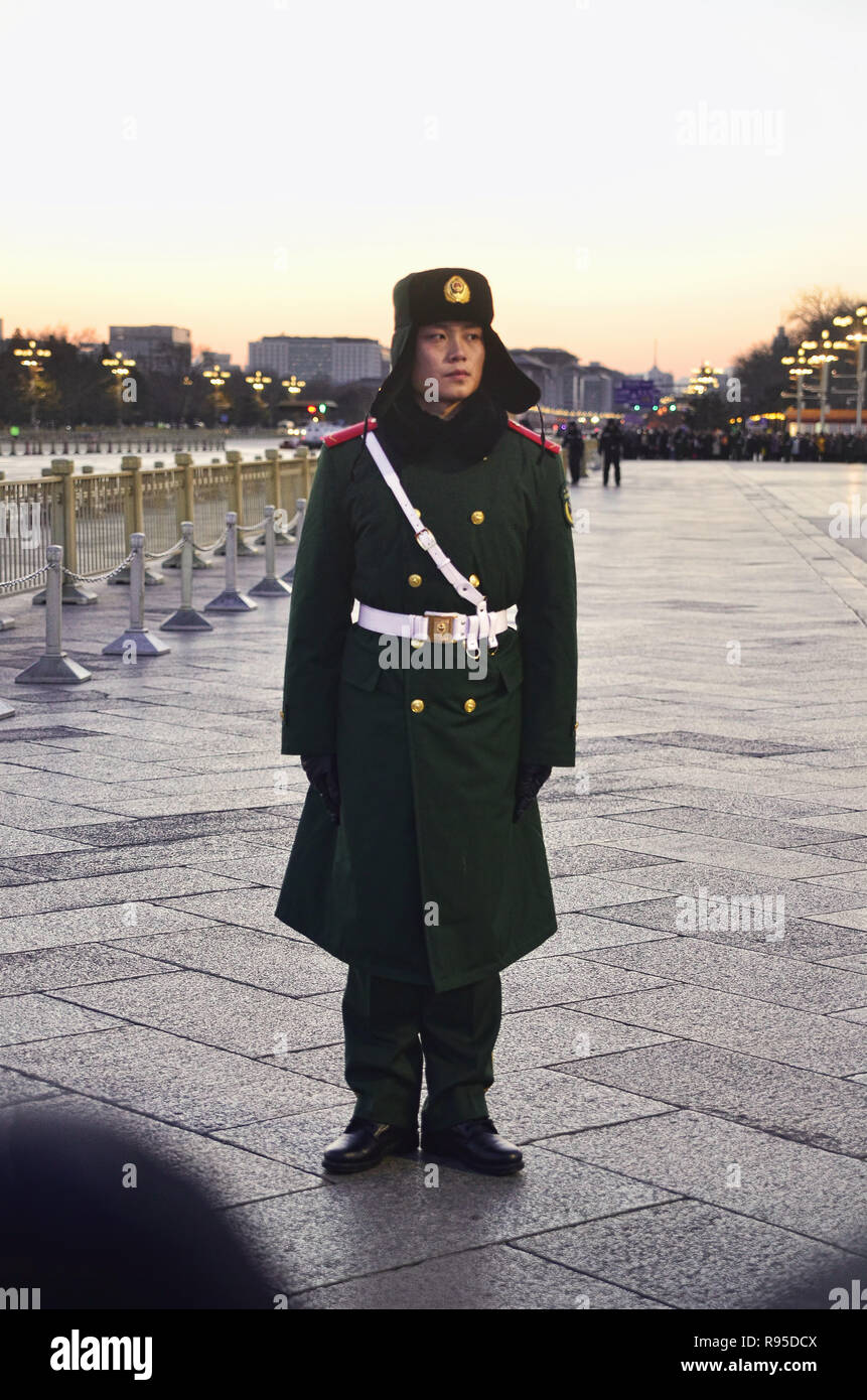 Chinesische guard Stellung für Senken der Fahne Zeremonie vor der Platz des Himmlischen Friedens, Peking Stockfoto