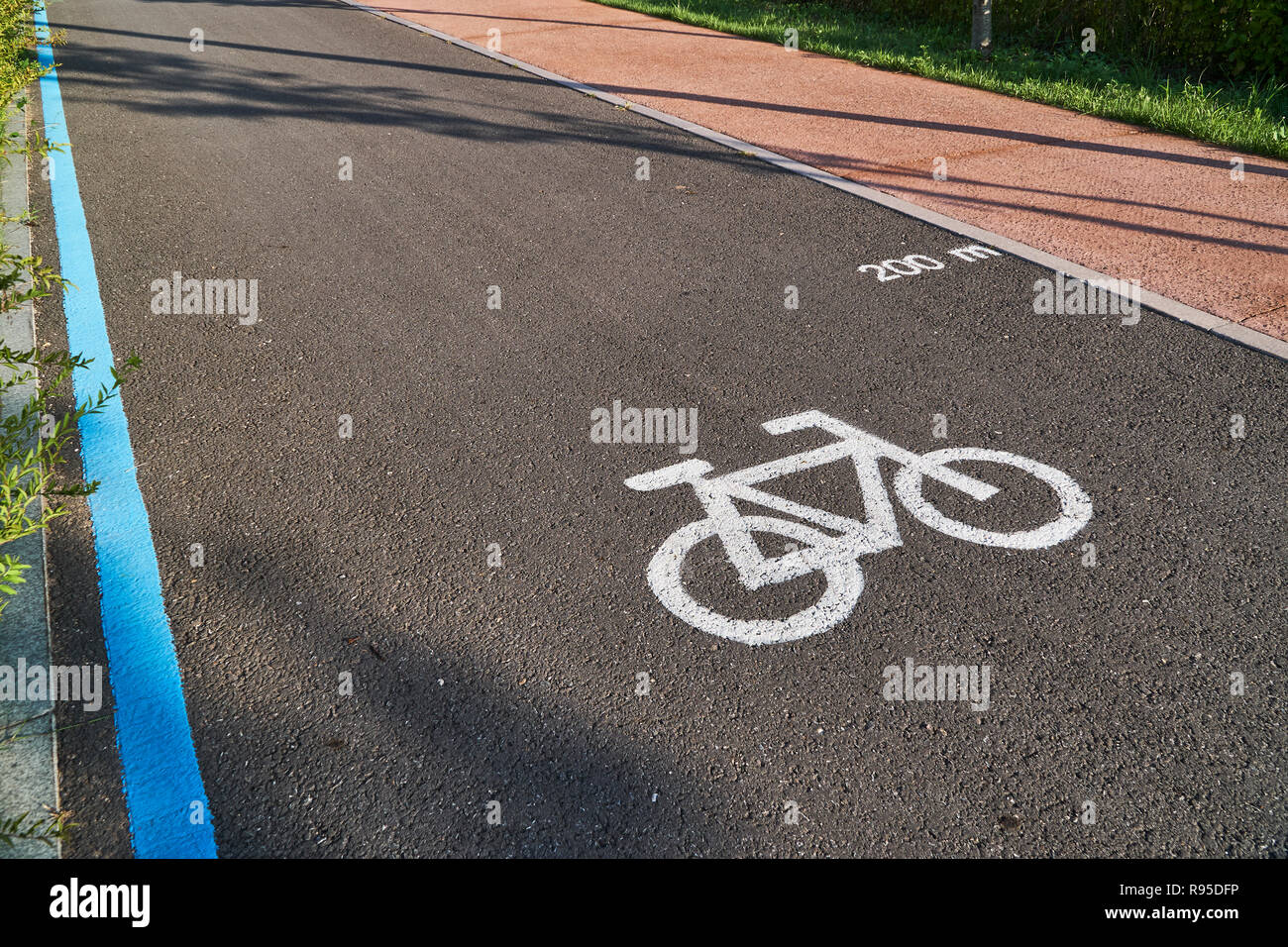 Fahrrad - nur Straße markieren malte auf Asphalt in einem Park in Korea. Stockfoto