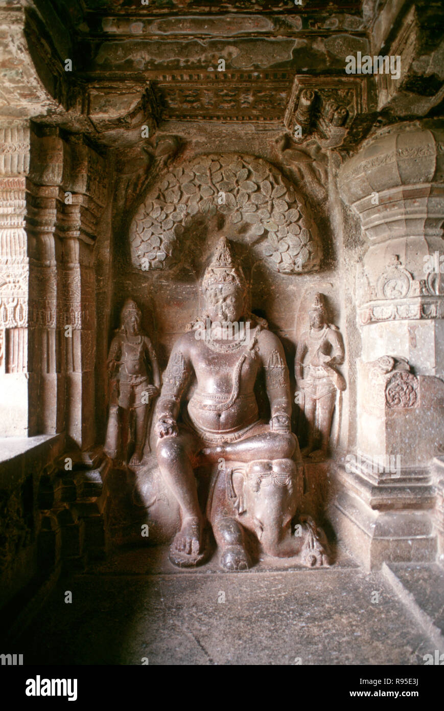 Statue von Lord Indra, Ellora Höhle Nr. 32, Indra Sabha, Mumbai, Maharashtra, Indien Stockfoto