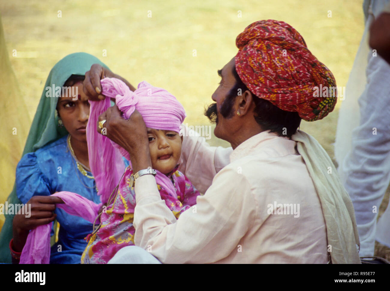 Rajasthani Familie, Mann binden Turban von Son Stockfoto