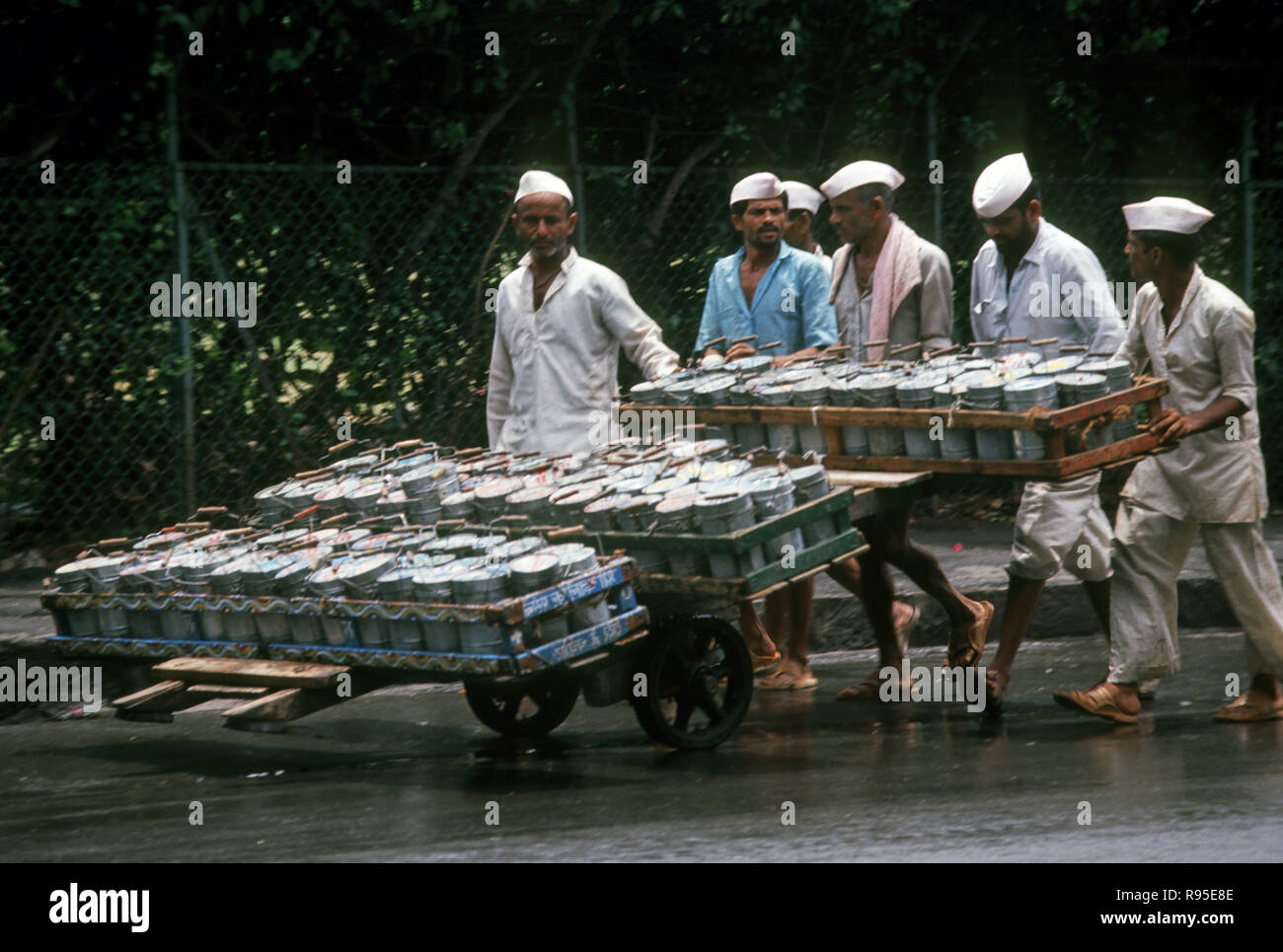 Dabbawalas, Lunchbox-Lieferservice, Handwagen voller Tiffins, Bombay, Mumbai, Maharashtra, Indien, Asien Stockfoto