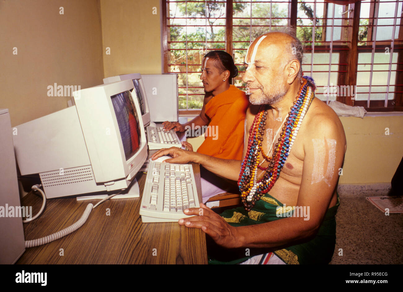 Hindu Sadhu auf einem Computer Stockfoto