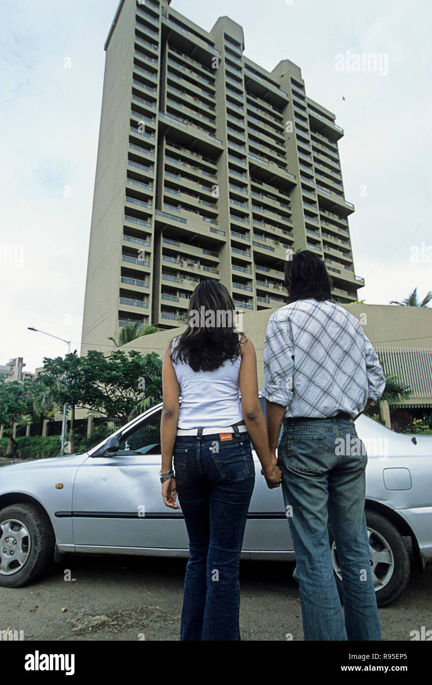 Junges Paar stehend auf Road, Andheri, Mumbai Bombay, Maharashtra, Indien Stockfoto