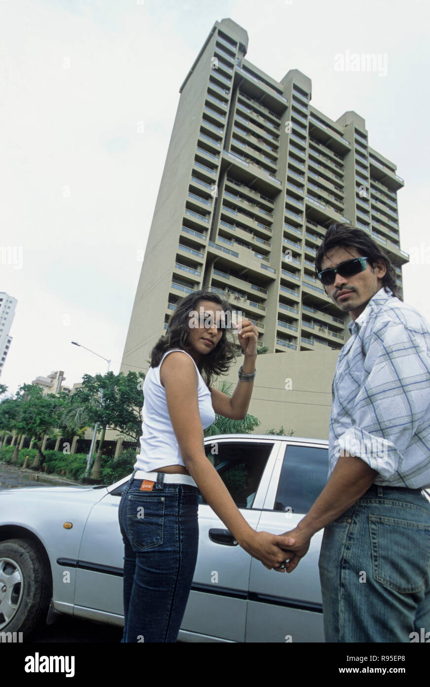 Junges Paar stehend auf Road, Andheri, Mumbai Bombay, Maharashtra, Indien Stockfoto