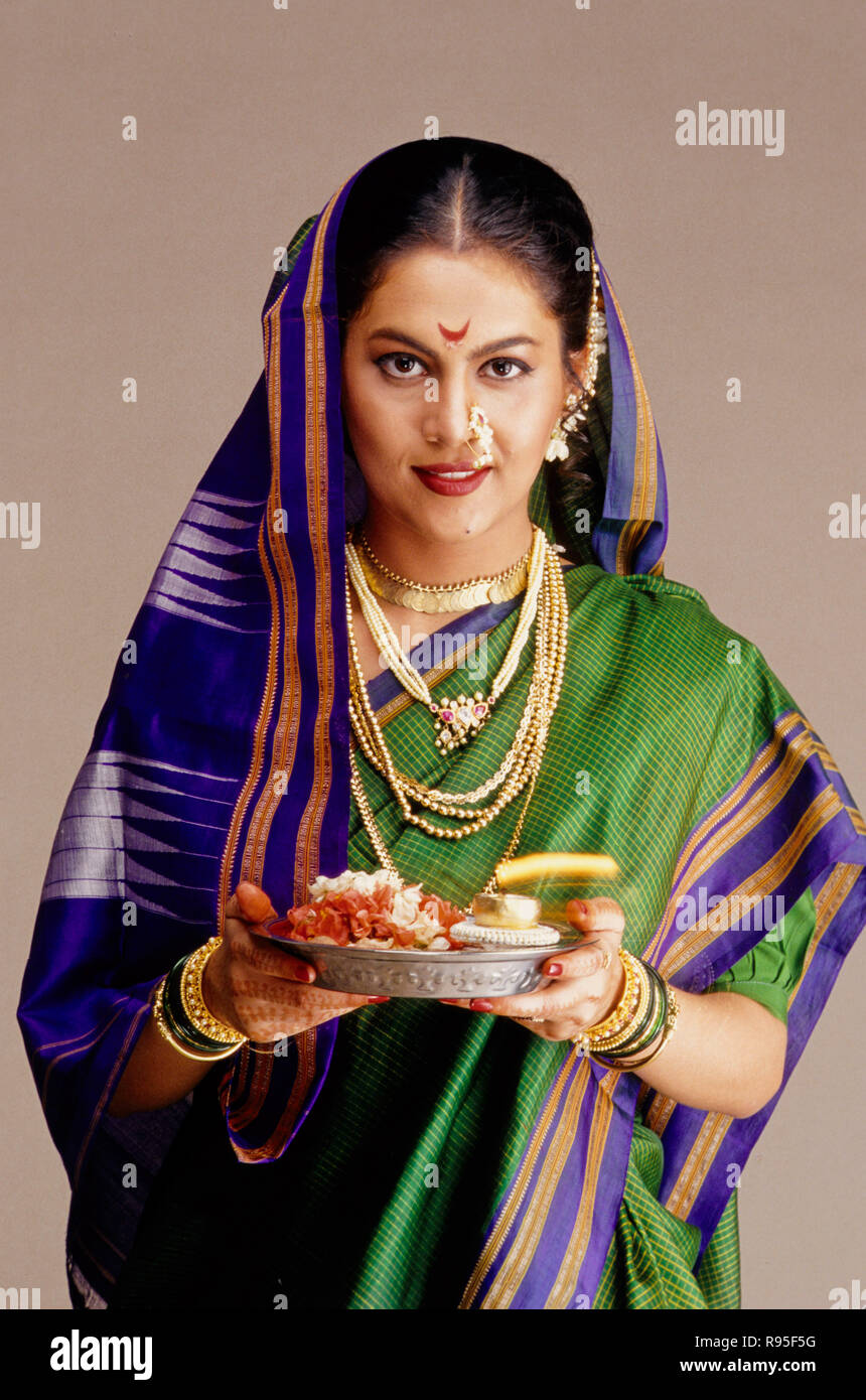 Maharashtrian Bride, Pooja thali, Maharashtra, Indien Stockfoto
