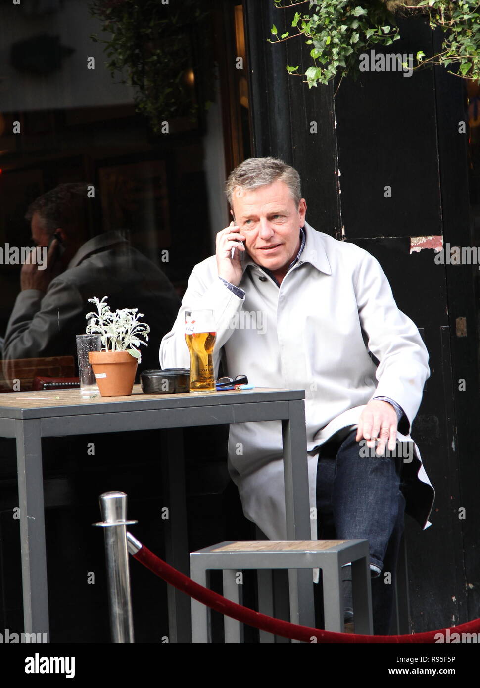 Wahnsinn Ska und Pop group Lead Sänger und Songwriter Graham McPherson, bekannt unter dem Künstlernamen Suggs abgebildet mit einem Bier in London am 18. März 2014. Musiker. Radio Presenter. Schauspieler. Suggs. Band Madness. Ska Genre. Stockfoto Wahnsinn Ska und Pop group Lead Sänger und Songwriter Graham McPherson, bekannt unter dem Künstlernamen Suggs abgebildet mit einem Bier in London am 18. März 2014. Musiker. Radio Presenter. Schauspieler. Suggs. Band Madness. Ska Genre. Stockfoto