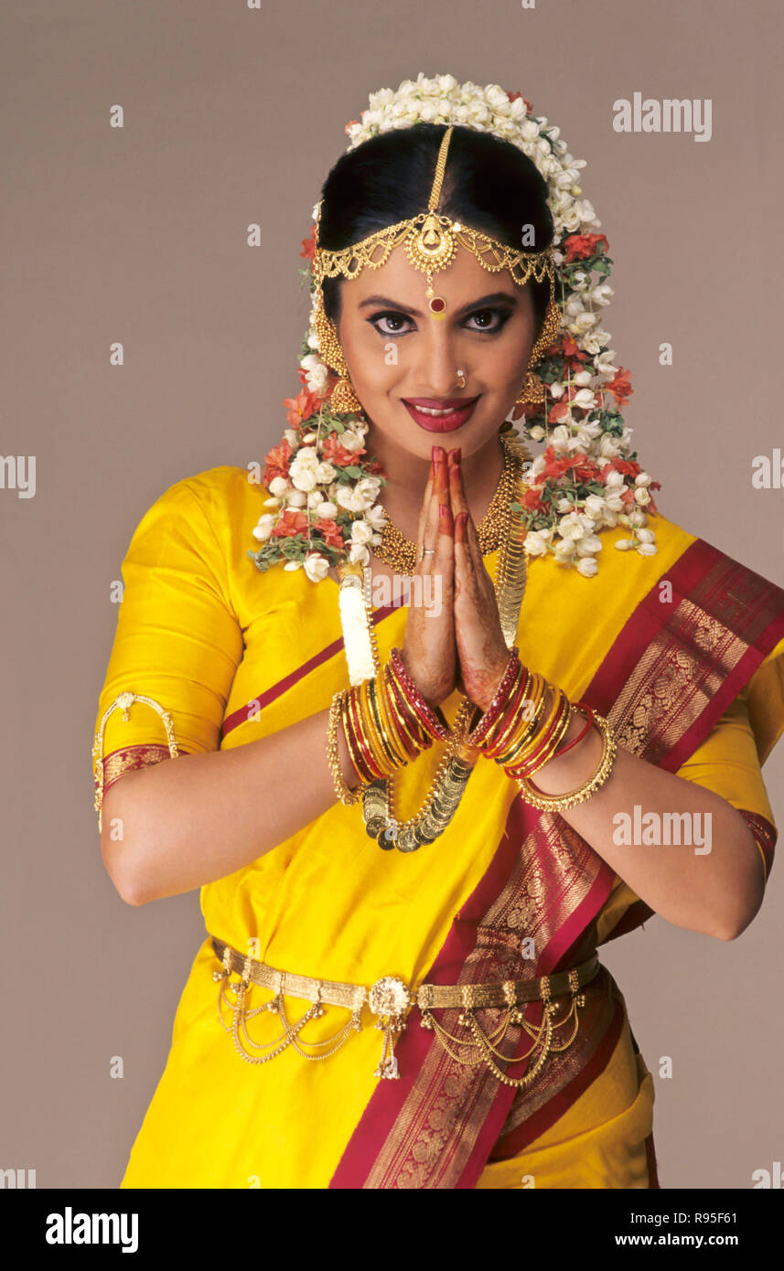 Sudindische Braut Gefaltete Hande Namaste Hochzeitskleid Kostum Ehe Goldschmuck Indien Asien Stockfotografie Alamy