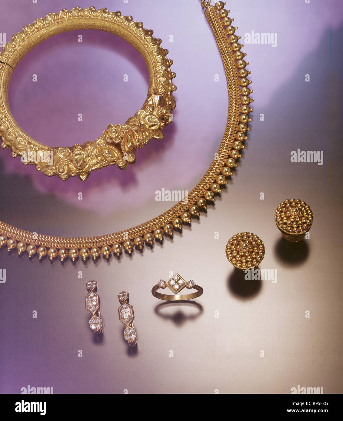 Schmuckset mit Gold- und Diamantschmuck, Binge, Halskette, Ring, Ohrringe Stockfoto