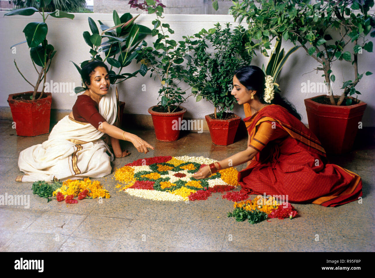 Pookalam, Onam Festival, Frauen, die Blumenrangoli machen, Kerala, Indien, Asien Stockfoto