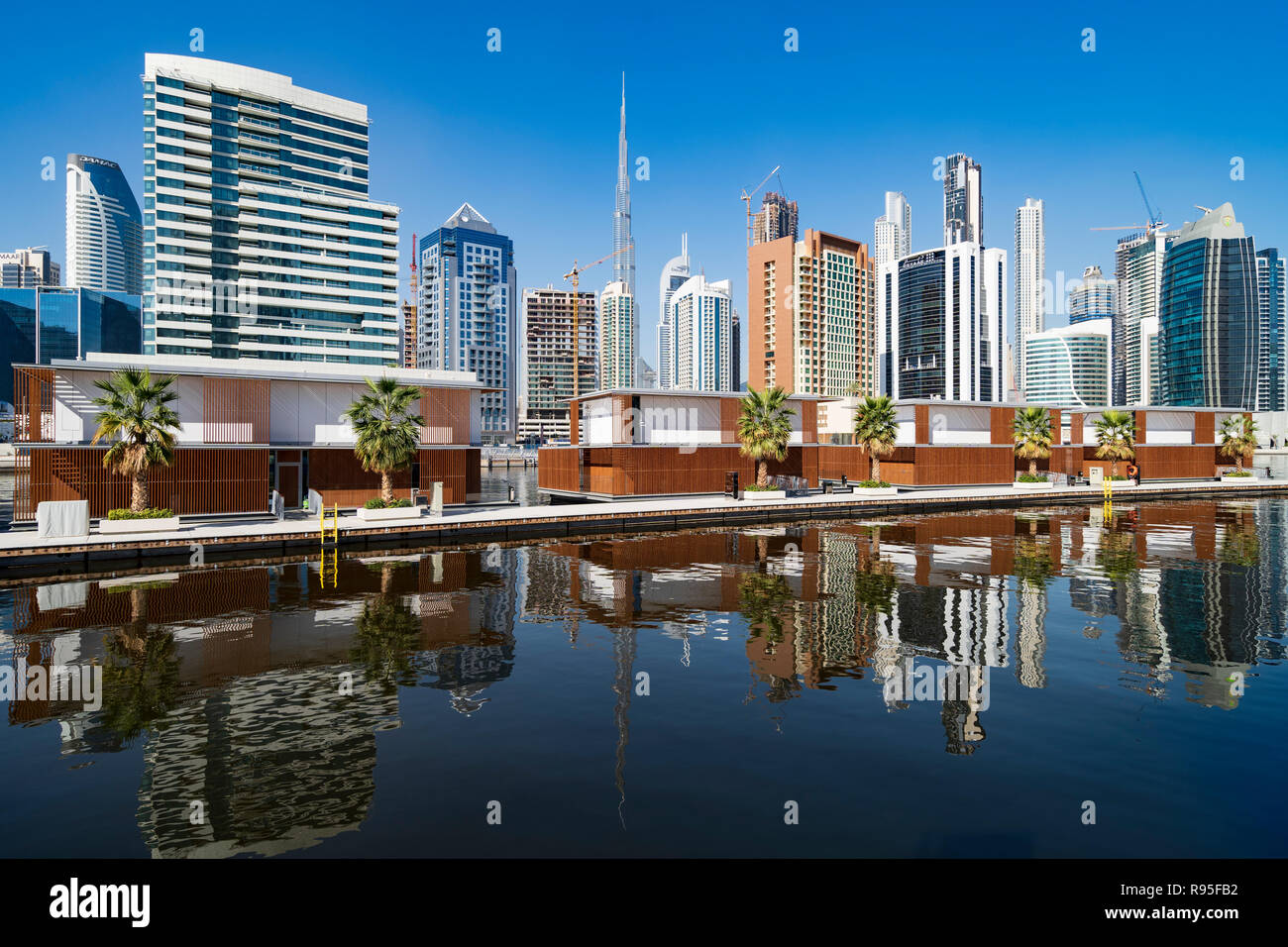 Die moderne Skyline und die neue schwimmende Villen auf dem Creek in der Business Bay in Dubai, Vereinigte Arabische Emirate Stockfoto
