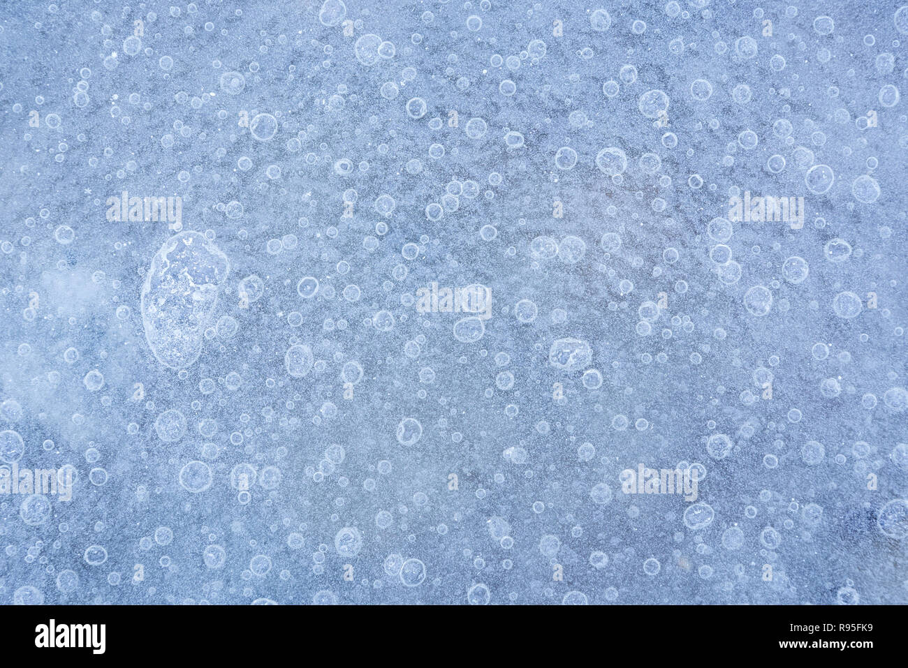 In der Nähe des gefrorenen Luftblasen im Eis im Winter von oben gesehen. Abstract full frame Hintergrund. Kopieren Sie Platz. Stockfoto