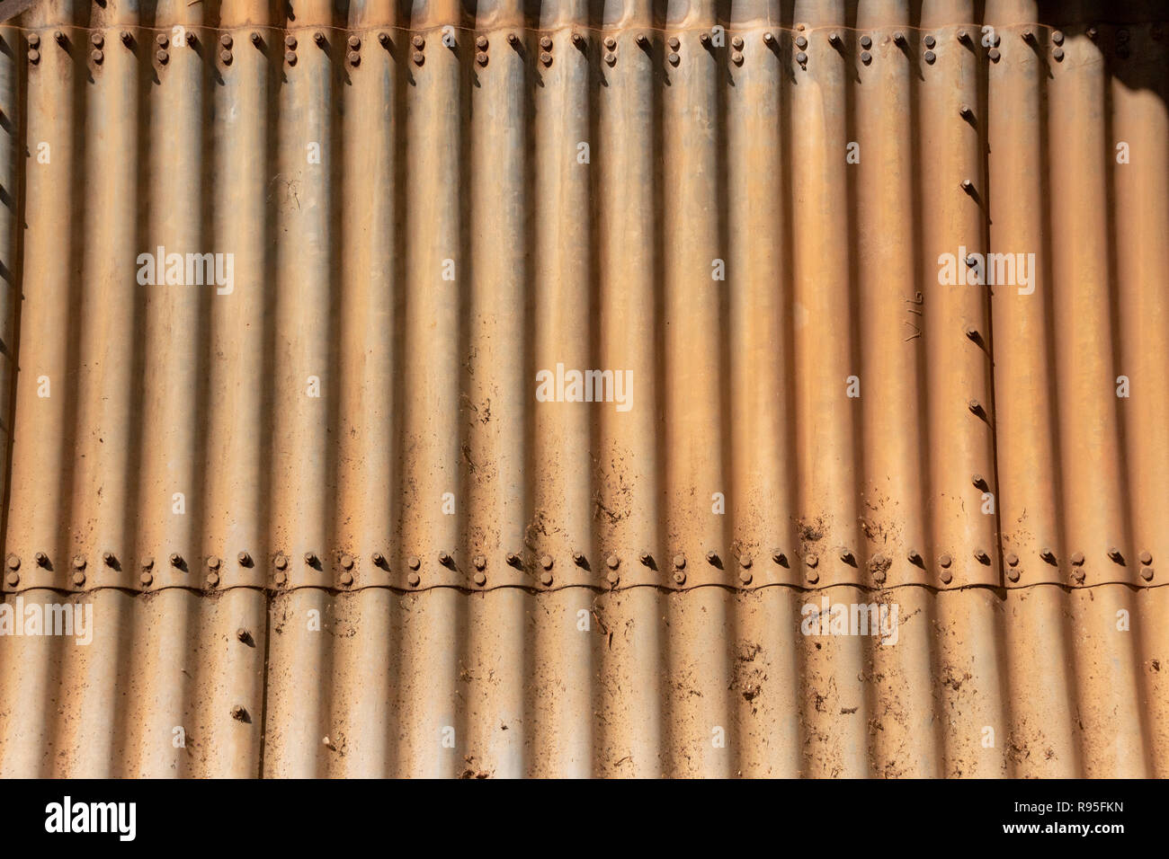 Eine sehr enge Sicht auf coregated Bügeleisen mit einer Wand unter einem über den Kopf Tunnel oder Brücke Stockfoto