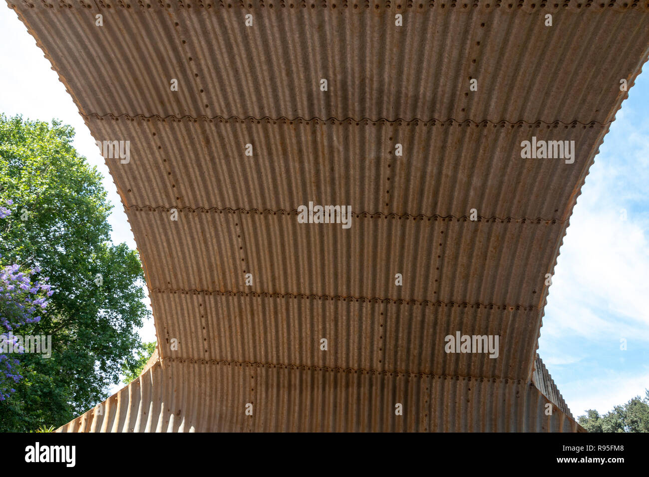 Eine Nahaufnahme von coregated Bügeleisen mit einer Wand unter einem über den Kopf Tunnel oder Brücke Stockfoto